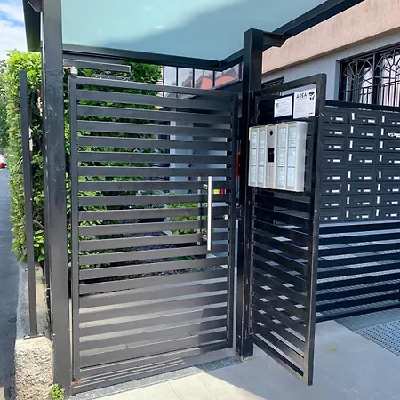 Mylo's -15 Minutes From The Duomo, Ieo, Prada *