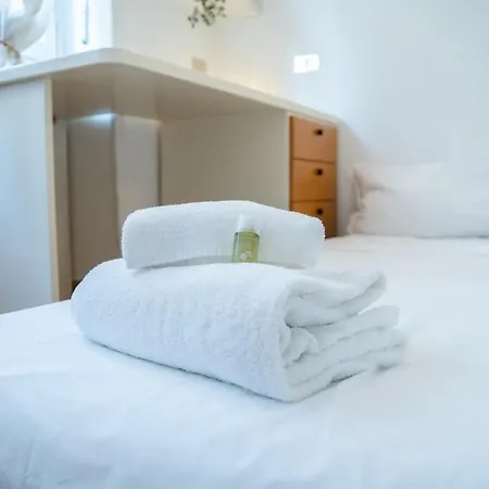 Duomo 10 Minutes Away Spacious 5 Pax Balcony Wifi Ac شقة