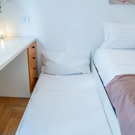 アパート Duomo 10 Minutes Away Spacious 5 Pax Balcony Wifi Ac ミラノ