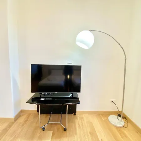 Penthouse With Panoramic Terrace-8 Minutes From The Duomo דירה *