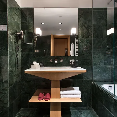 Crowne Plaza By Ihg Hotel 4*