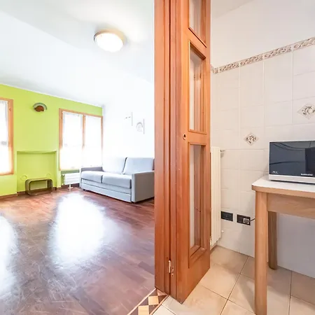 Corso San Gottardo - Darsena Flat ميلان