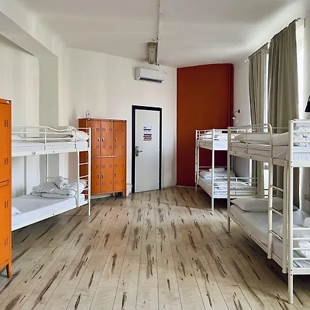 Hostel Quo *