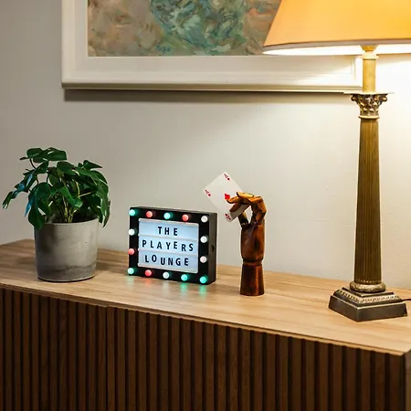 The Players Lounge - Station Area Apartamento