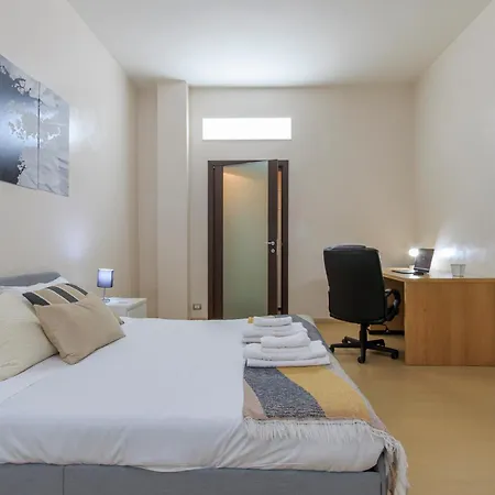 Family Apartment, Duomo 12 Min Walk, 5 Guests, Near Covered Parking 公寓 *