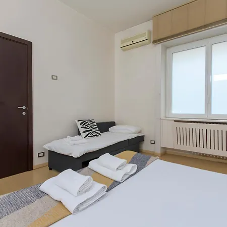 Family Apartment, Duomo 12 Min Walk, 5 Guests, Near Covered Parking