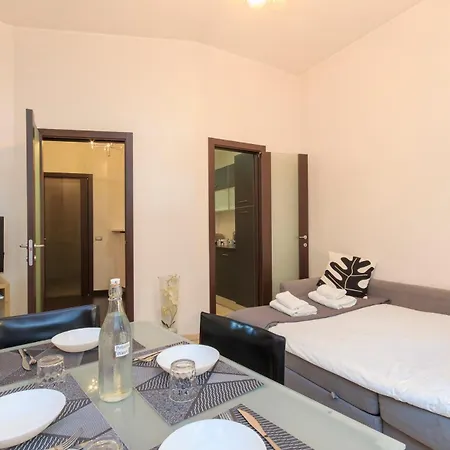 Family Apartment, Duomo 12 Min Walk, 5 Guests, Near Covered Parking 公寓 *