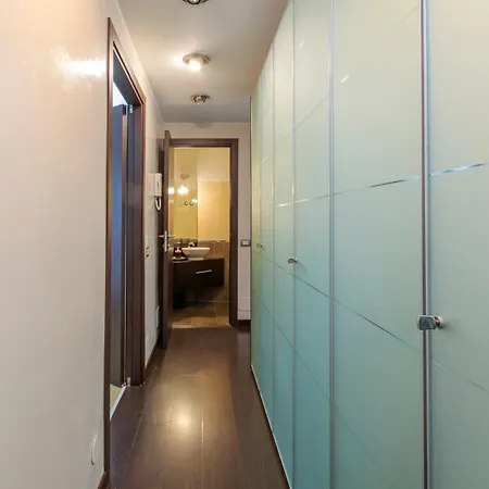 Family Apartment, Duomo 12 Min Walk, 5 Guests, Near Covered Parking Apartment