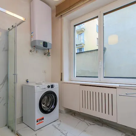 Family Apartment, Duomo 12 Min Walk, 5 Guests, Near Covered Parking
