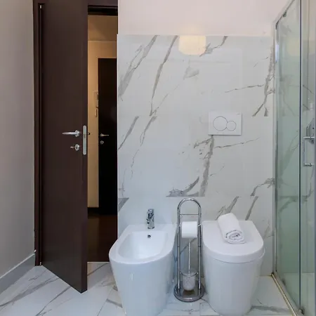 Family Apartment, Duomo 12 Min Walk, 5 Guests, Near Covered Parking