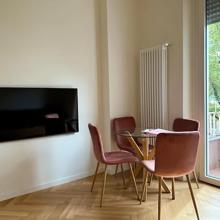 Stylish Flat Porta Romana E Bocconi アパート ミラノ