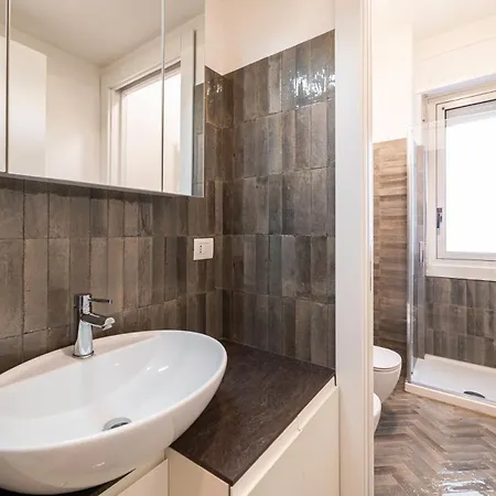 Roncaglia 25, * ميلان