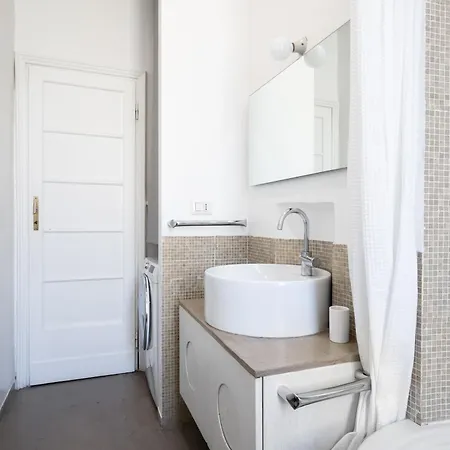 Апартаменты Vintage Hideaway Milan-historic Courtyard