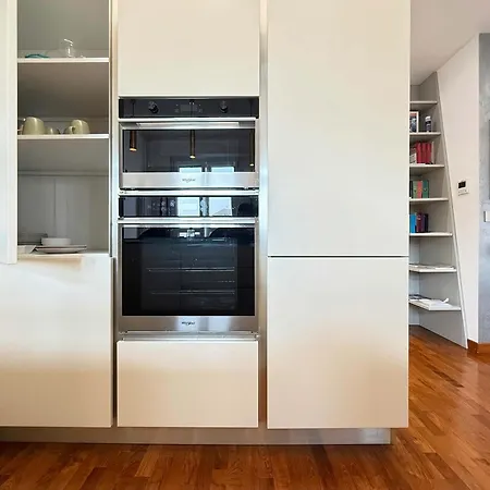 Daire Homeby, Casa Laura