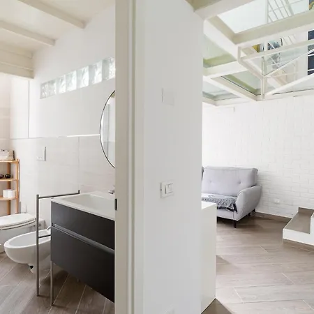 Guesthost - Comfortable Loft Citta Studi * Милан