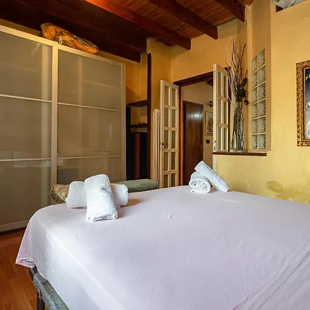 Gold - 5 Minutes From Duomo