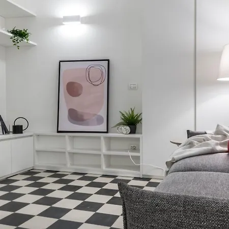 Joivy Elegant In The Centre Of