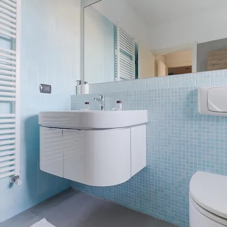 Guesthost - Bright M1 Precotto Apartment
