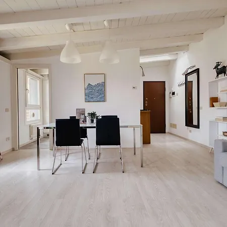 Bright Flat In The Heart Of Porta Venezia *