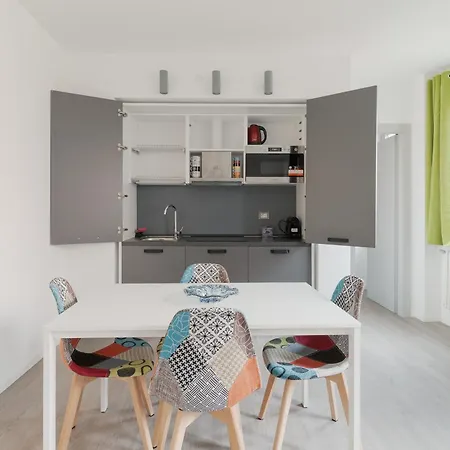 Guesthost - Modern Precotto Milan