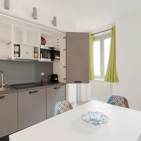 Guesthost - Modern Precotto Appartement *