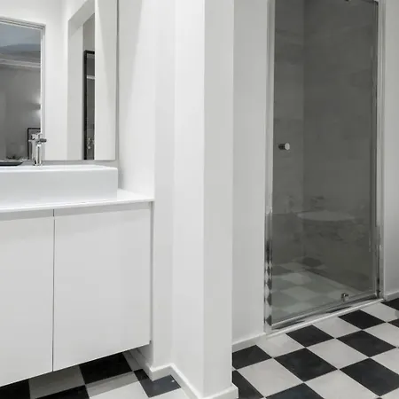 Joivy Elegant In The Centre Of *