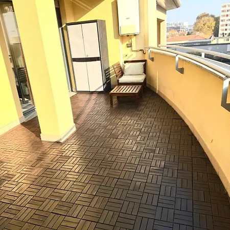 Live House-attico, Ampio E Luminoso Monolocale