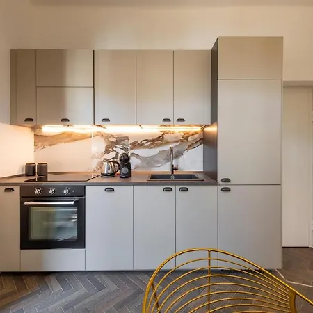 B - Diamond In The Center * Milánó