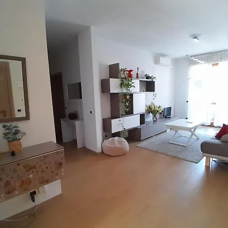 Large Bright - Strategic Location