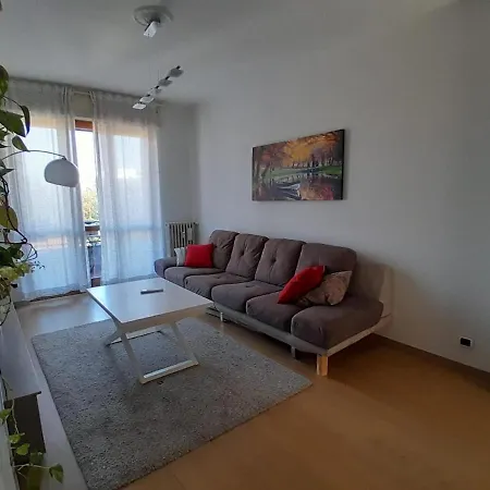 Large Bright - Strategic Location Daire Milano