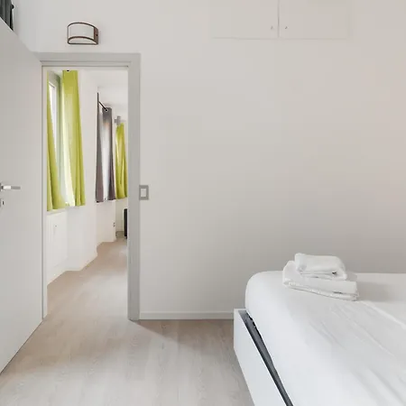 Guesthost - Modern Precotto