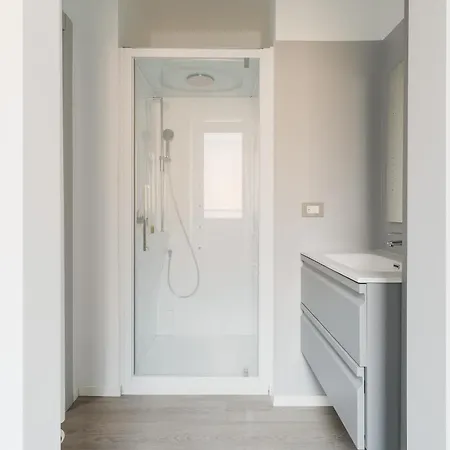 Guesthost - Modern Precotto Appartement