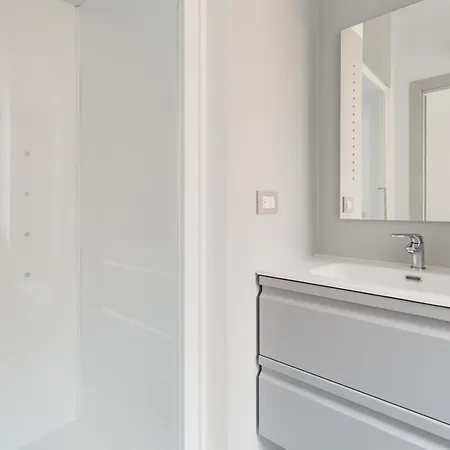 Guesthost - Modern Precotto Appartement *