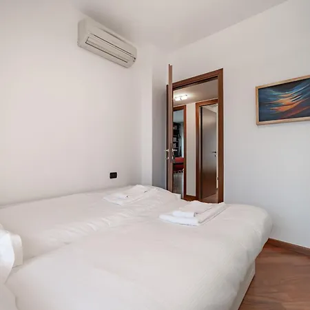 Apartament 10 Minutes From Bocconi, Elegance And Comfort