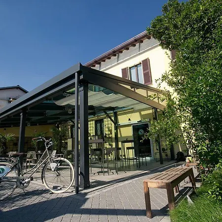 Hotel Versoverde Alzaia Naviglio Grande 4*