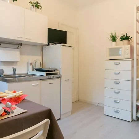 克蒙达白色一室公寓 *