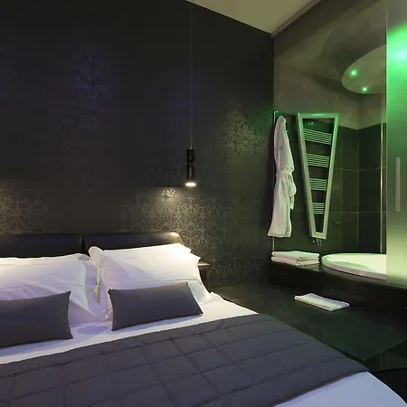 Gatto Bianco Mia Otel Milano