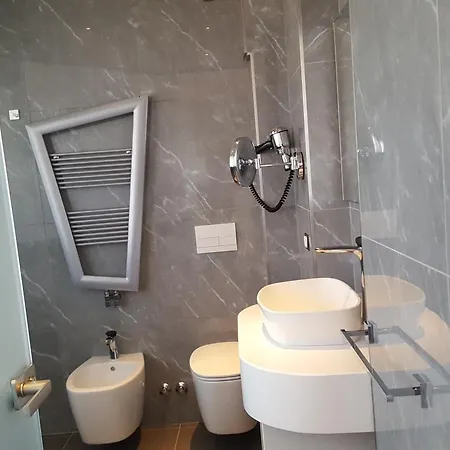 Gatto Bianco Mia Otel Milano