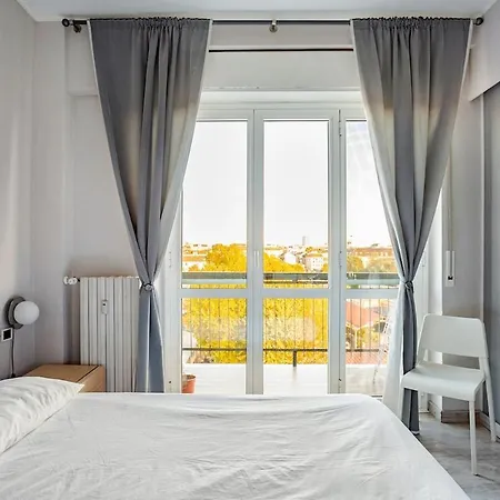Bright With Canal Balcony Apartman *