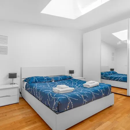 Attico Con Vasca, Posto Auto E Metro Sotto Casa