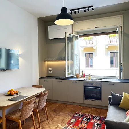 Elegant Center Apartment