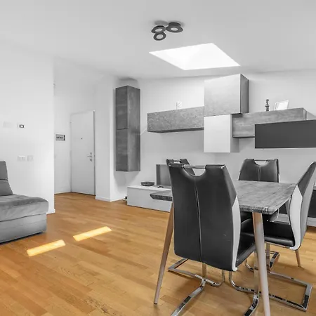 Apartamento Attico Con Vasca, Posto Auto E Metro Sotto Casa *