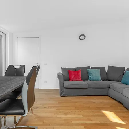 Attico Con Vasca, Posto Auto E Metro Sotto Casa