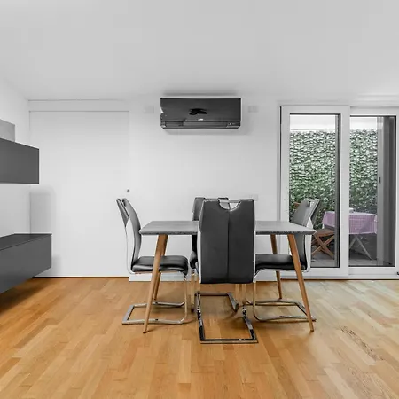 Apartamento Attico Con Vasca, Posto Auto E Metro Sotto Casa