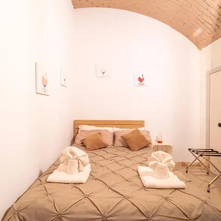 The Wine Cave, Cool & Spacious 2br, Steps From Centrale, Ideal For Large Groups And Families Apartamento