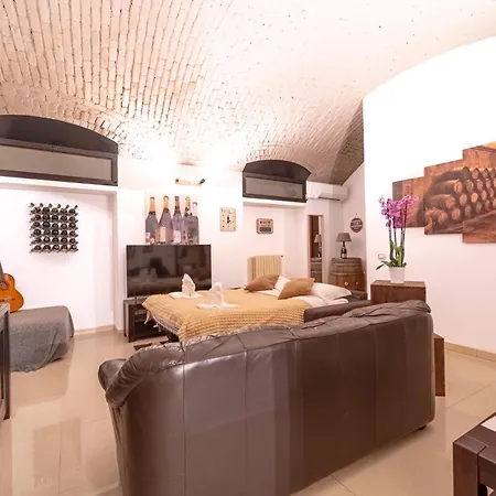The Wine Cave, Cool & Spacious 2br, Steps From Centrale, Ideal For Large Groups And Families * Milán