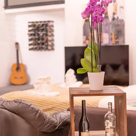 Apartamento The Wine Cave, Cool & Spacious 2br, Steps From Centrale, Ideal For Large Groups And Families *