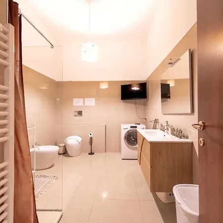 The Wine Cave, Cool & Spacious 2br, Steps From Centrale, Ideal For Large Groups And Families