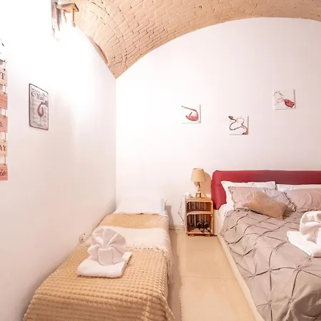Apartamento The Wine Cave, Cool & Spacious 2br, Steps From Centrale, Ideal For Large Groups And Families *
