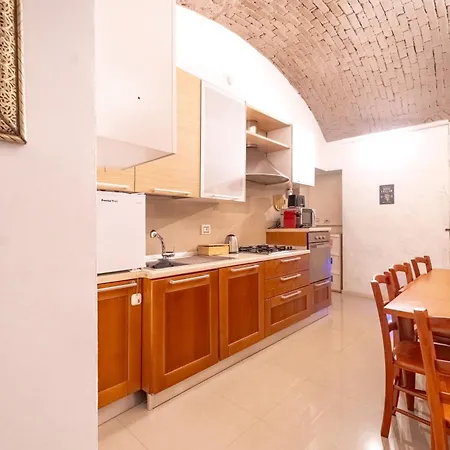 The Wine Cave, Cool & Spacious 2br, Steps From Centrale, Ideal For Large Groups And Families